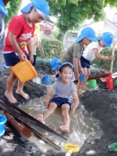 （写真）夏の保育の様子（３）